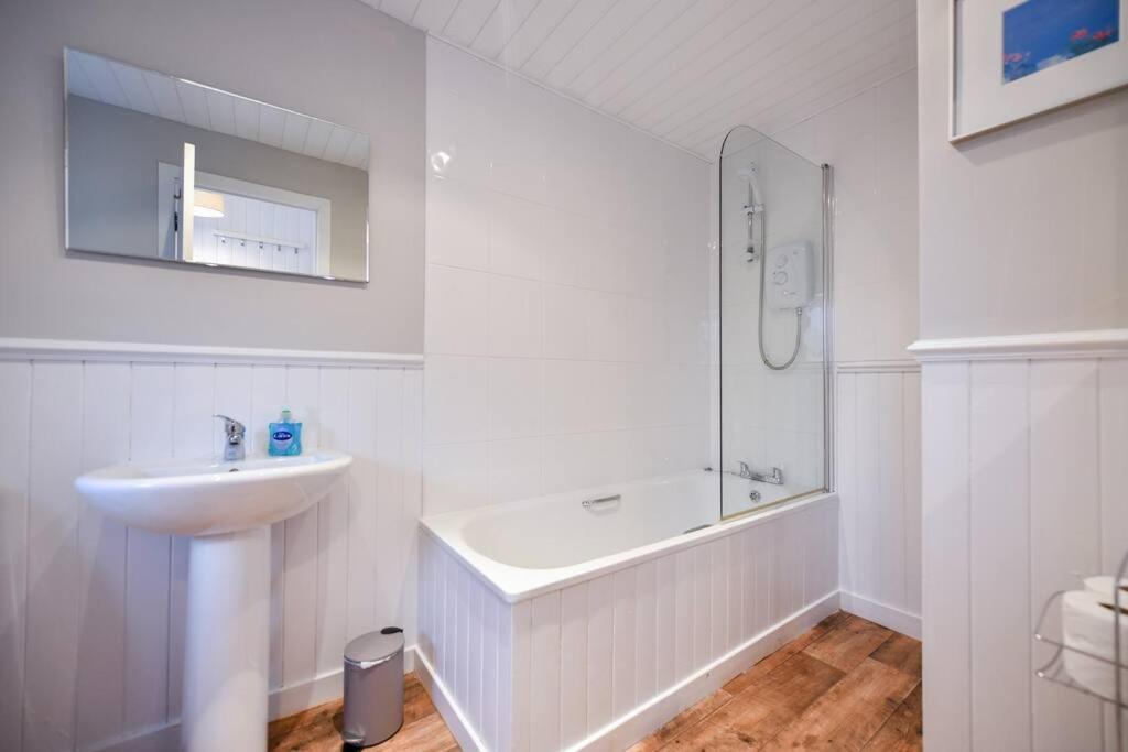 3 Bedroom Townhouse Right On The Harbour Isle of Whithorn Εξωτερικό φωτογραφία