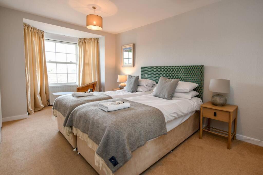 3 Bedroom Townhouse Right On The Harbour Isle of Whithorn Εξωτερικό φωτογραφία